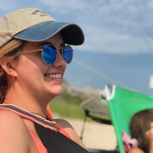 Meet your Posher, Emily - Picture 1 of 1